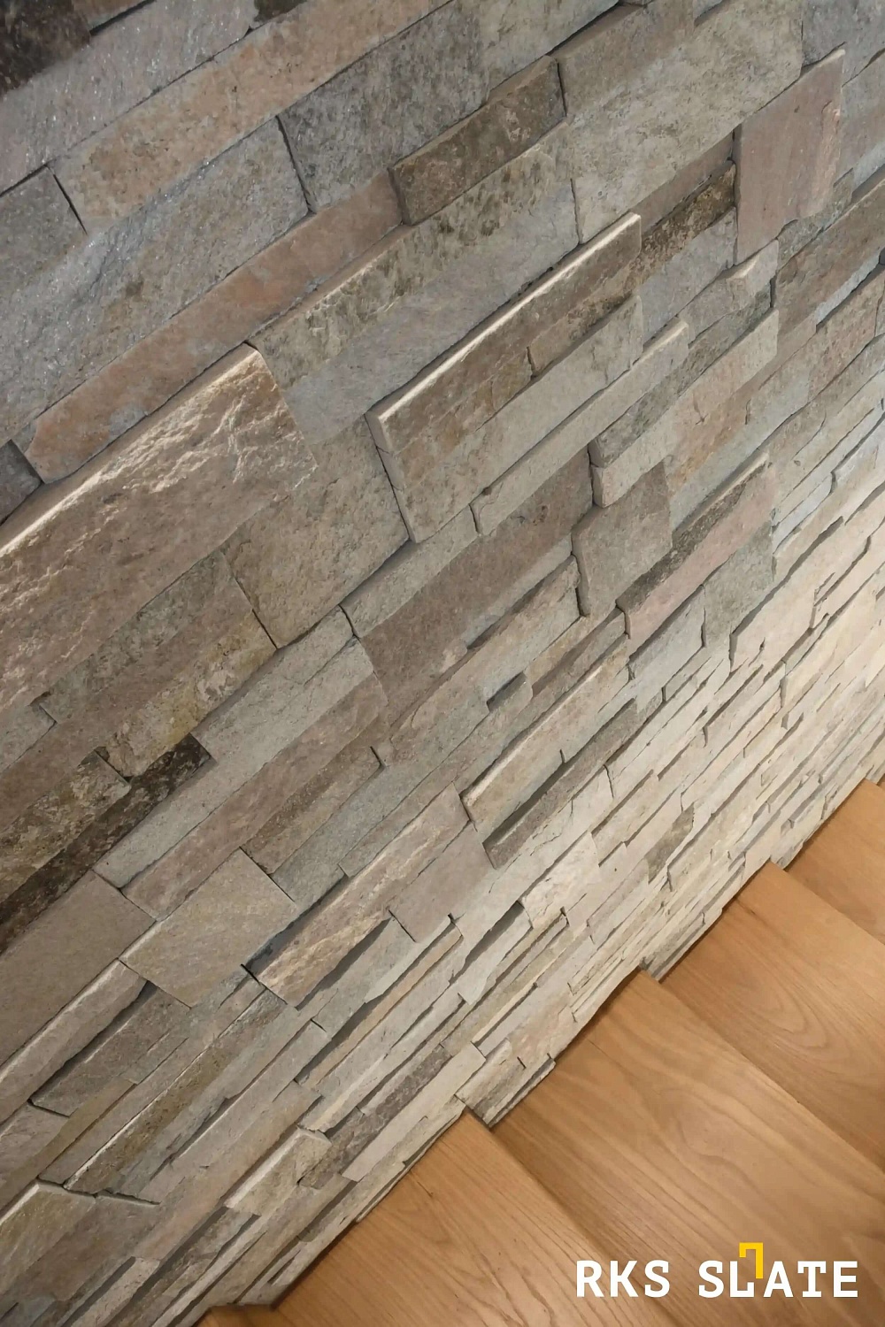 Отделка декоративным камнем 3D панелями RKS SLATE Кварцит Beige Quartz Modern лестницы в доме