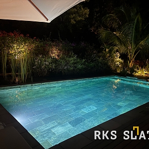 Бассейн, отделанный натуральной сланцевой плиткой серебристо-серого цвета RKS SLATE. Текстурная поверхность и современный дизайн