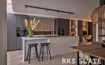 Декоративный камень RKS SLATE Кварцит Sesame Yellow Country в интерьере кухни: стильный и практичный фартук