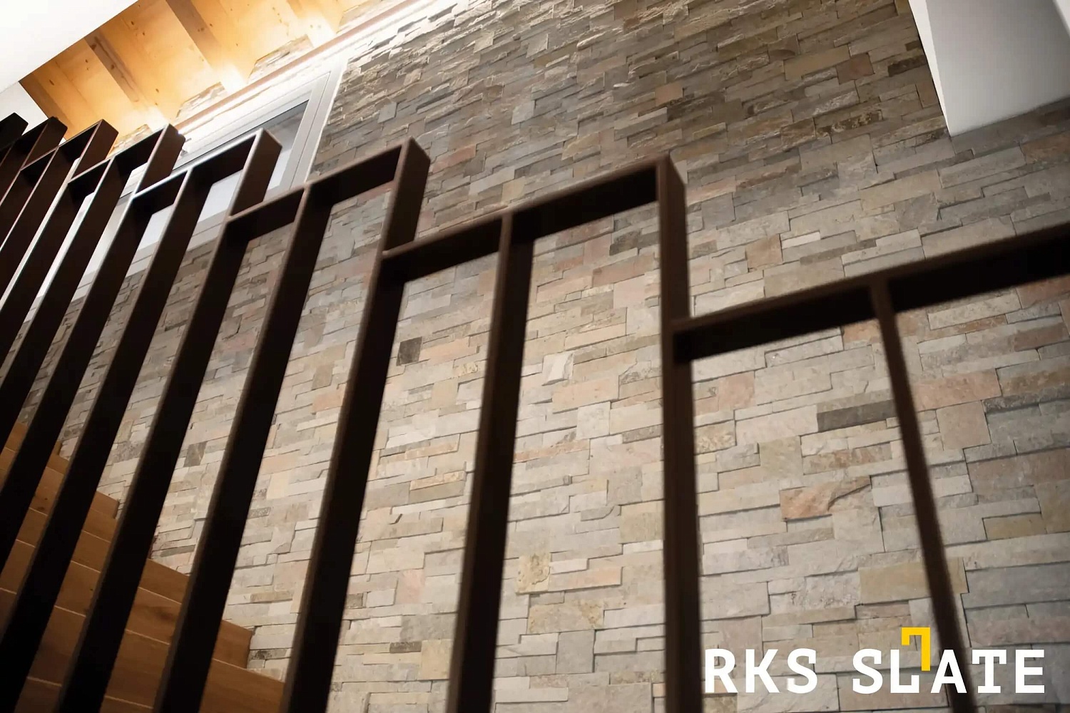 Отделка декоративным камнем 3D панелями RKS SLATE Кварцит Beige Quartz Modern лестницы в доме