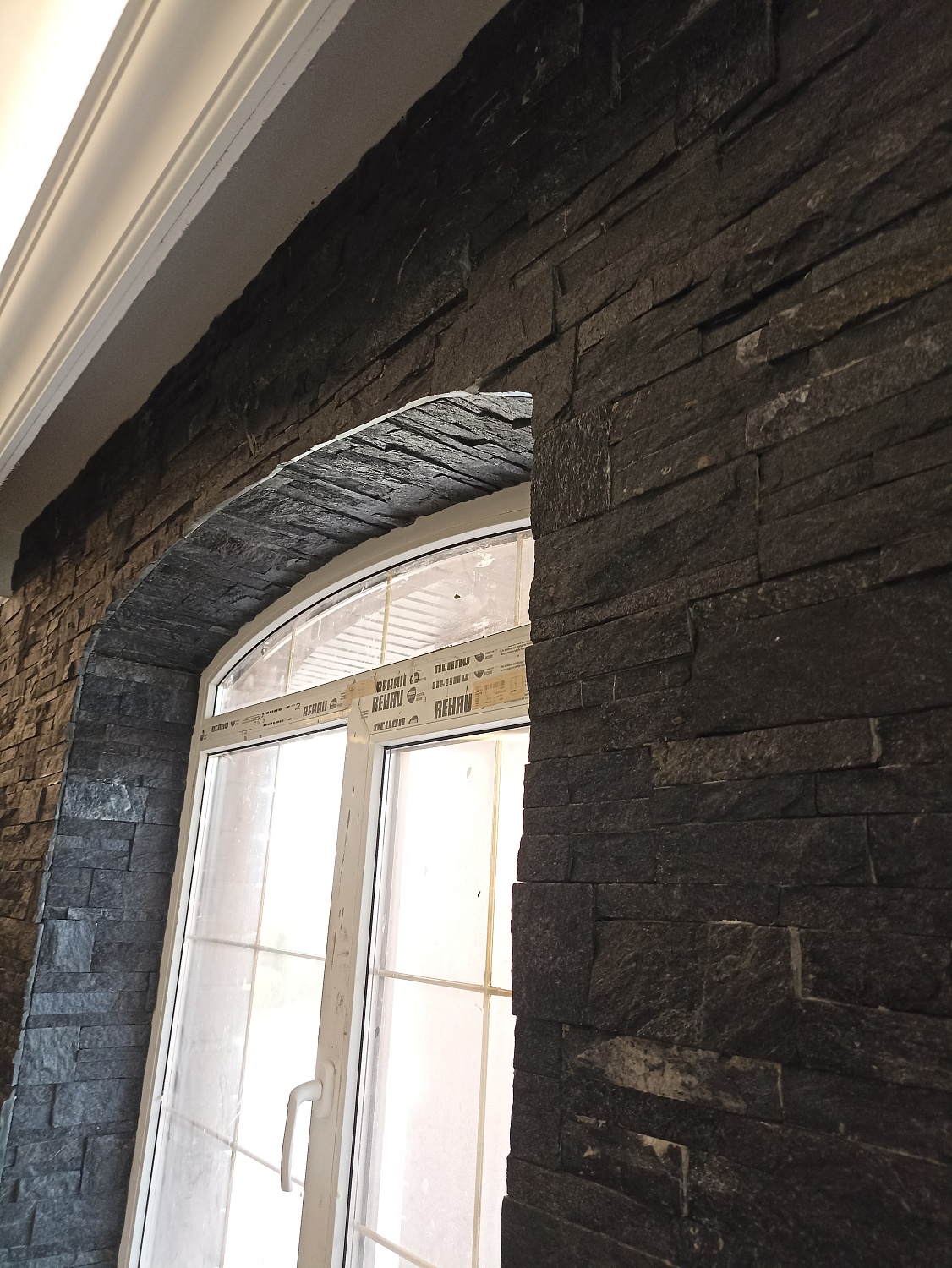 Современный акцент в интерьере с помощью 3D панелей RKS SLATE Кварцит Black Quartz Modern