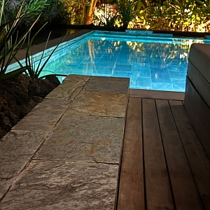 Отделка бассейна и бортов плиткой из натурального сланца цвет Silver Grey