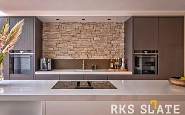 Декоративный камень RKS SLATE Кварцит Sesame Yellow Country в интерьере кухни: стильный и практичный фартук