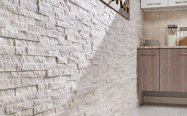 3D панели из натурального камня RKS SLATE Кварцит White Quartz Classic в интерьере кухни
