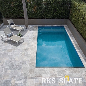 Стильная и функциональная зона бассейна с травертином и террасной доской ДПК